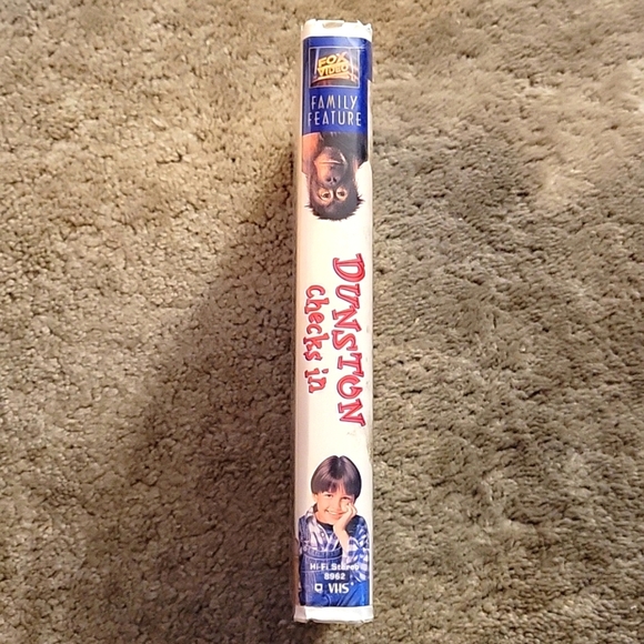 Dunston Checks In VHS - Picture 3 of 4